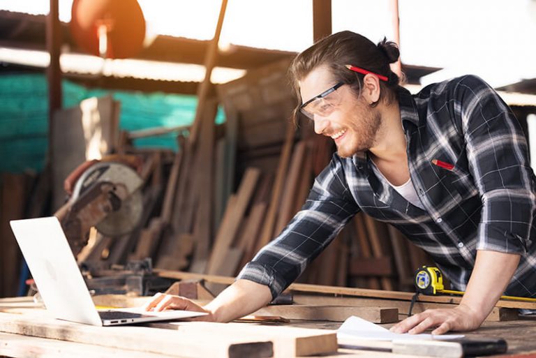 Fachhandwerker am Laptop im Loyalty-Programm